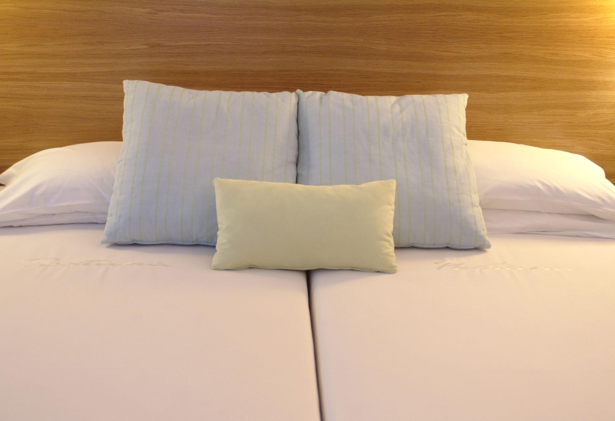 Pestana Casino Park Hotel & Casino Фуншал Екстер'єр фото Pillows on a bed